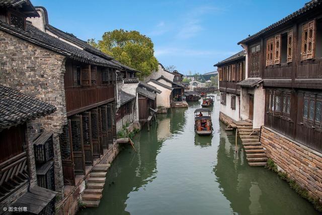 曾经欺负你的同事摊上大事，你还会不会帮他？游戏画面